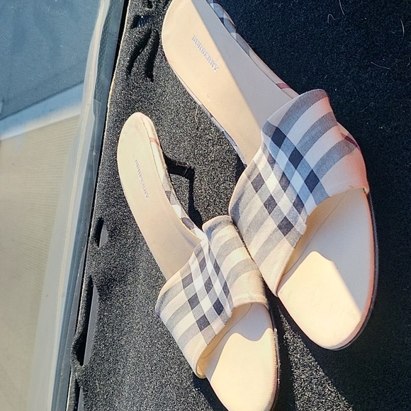 Burberry large tote with matching size 9 heels - Picture 5 of 6